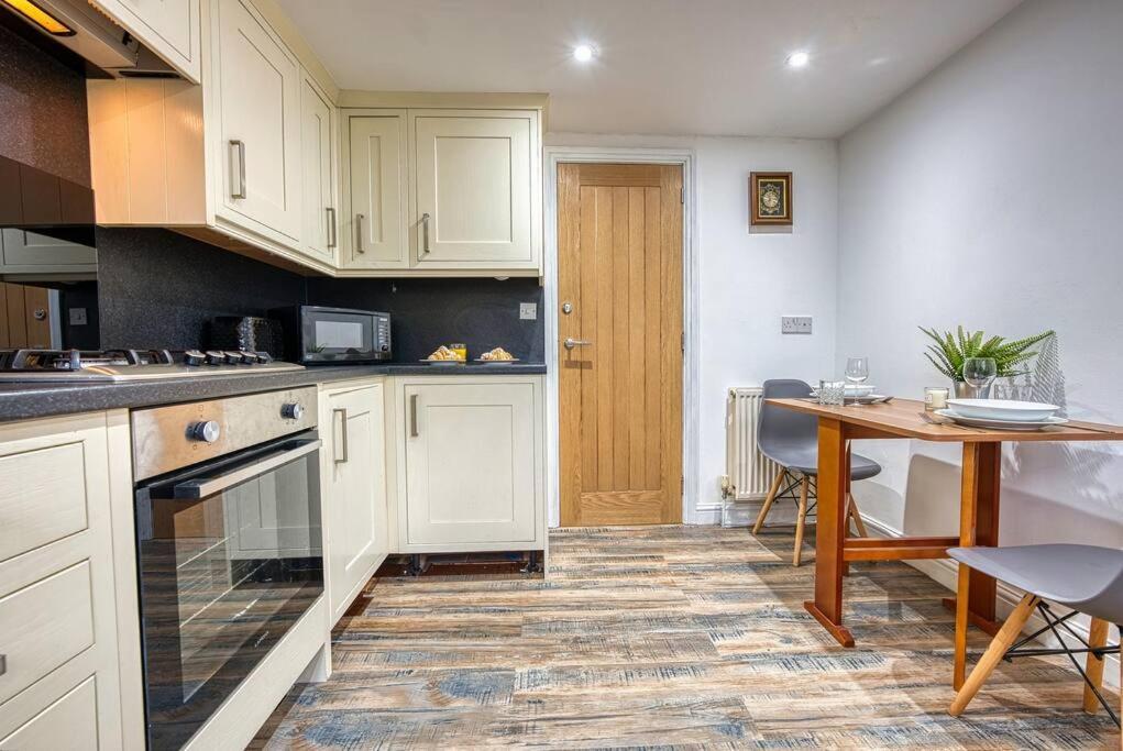 Delightful Two-Bedroom Cottage In The Heart Of Bakewell Extérieur photo